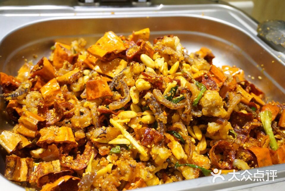 太阳成tyc7111cc官网:府东社区三户家庭入围街道“最美阳台(庭院)”评选(图2) 太阳成tyc7111cc